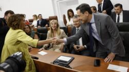 FOTODELDÍA GRAFAND3045. SEVILLA, 11/06/2026.-Juan Manuel Moreno Bonilla saluda a María Jesús Montero a su llegada al salón de actos múltiples del Parlamento de Andalucía donde se celebra la sesión constitutiva de la XIII legislatura hoy en Sevilla. EFE/ Julio Muñoz