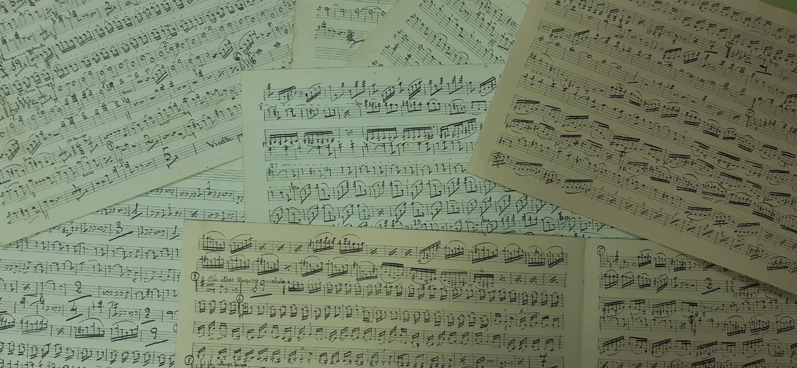 Partituras de música militar que lee la sargento primero del Inmemorial.