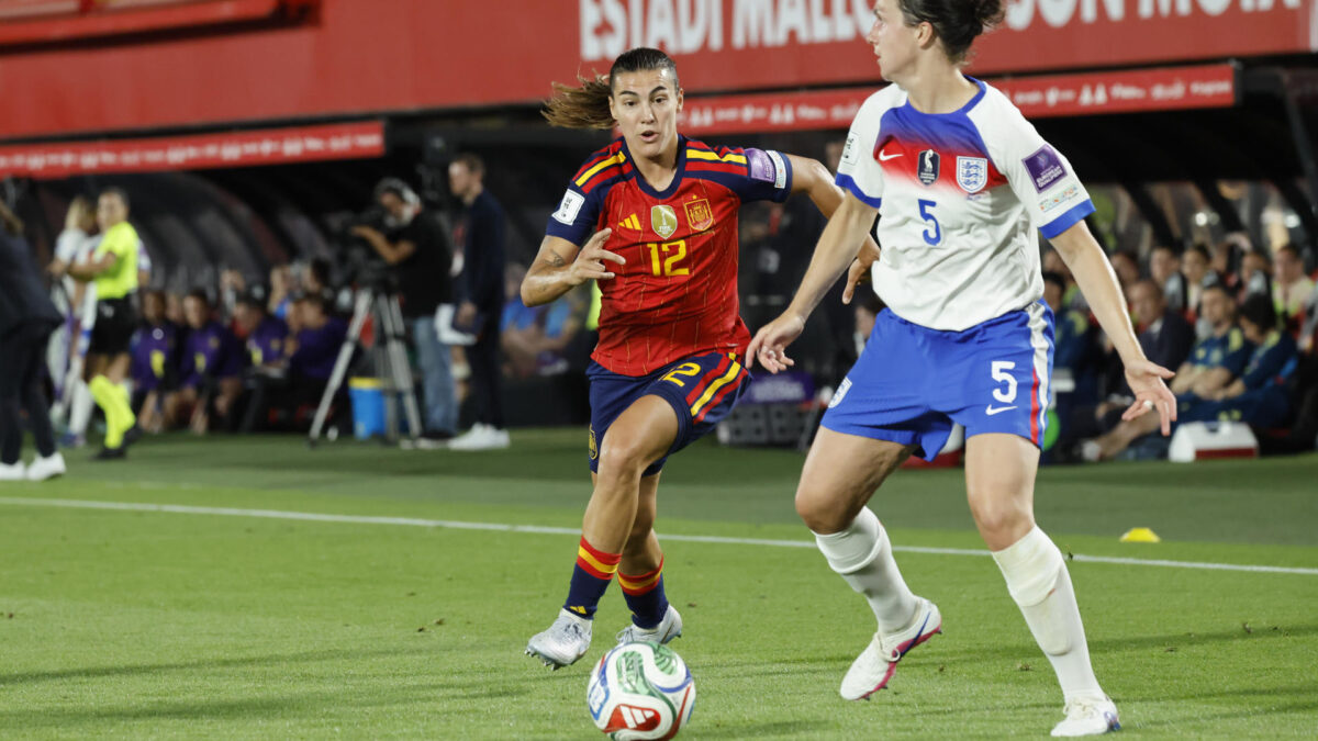 Patri Guijarro pelea un balón con la defensa de Inglaterra Lotte Wubben-Moy durante el partido de la fase de clasificación para el Mundial femenino de Brasil 2027. EFE/Cati Cladera