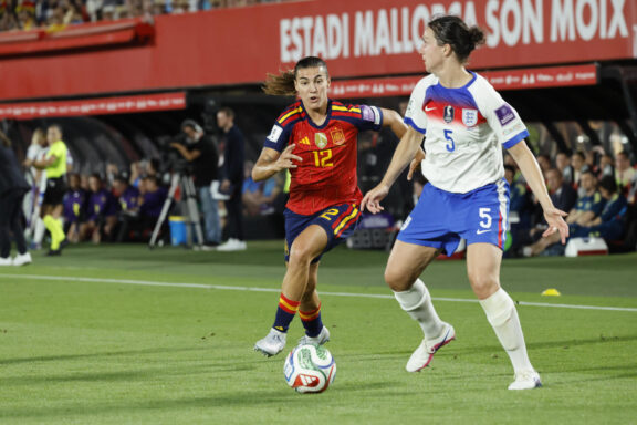 Patri Guijarro pelea un balón con la defensa de Inglaterra Lotte Wubben-Moy durante el partido de la fase de clasificación para el Mundial femenino de Brasil 2027. EFE/Cati Cladera