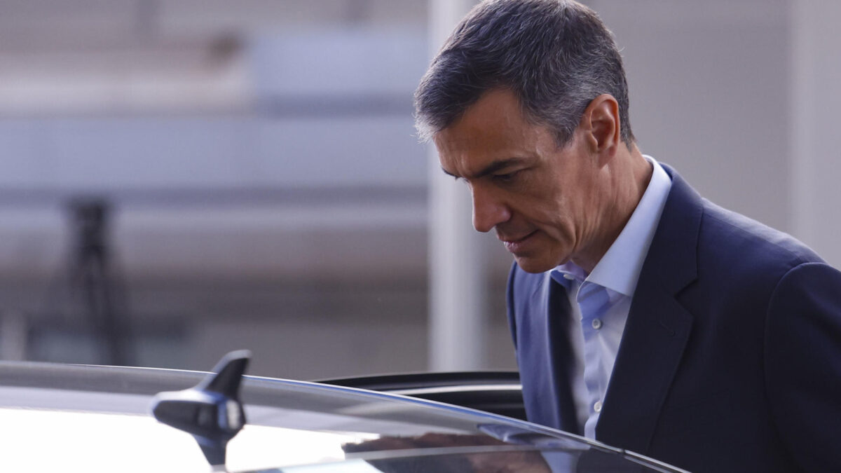 MADRID, 17/06/2026.- El presidente del Gobierno, Pedro Sánchez, abandona el Congreso tras su intervención en el pleno donde responde a preguntas del PP, PNV y Podemos, con la presión de Junts en máximos para intentar que la Cámara Baja exija a Sánchez elecciones anticipadas y cuando el expresidente del Gobierno José Luis Rodríguez Zapatero comparece ante el juez por el caso Plus Ultra. EFE/ Javier Lizon