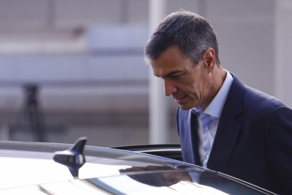 MADRID, 17/06/2026.- El presidente del Gobierno, Pedro Sánchez, abandona el Congreso tras su intervención en el pleno donde responde a preguntas del PP, PNV y Podemos, con la presión de Junts en máximos para intentar que la Cámara Baja exija a Sánchez elecciones anticipadas y cuando el expresidente del Gobierno José Luis Rodríguez Zapatero comparece ante el juez por el caso Plus Ultra. EFE/ Javier Lizon