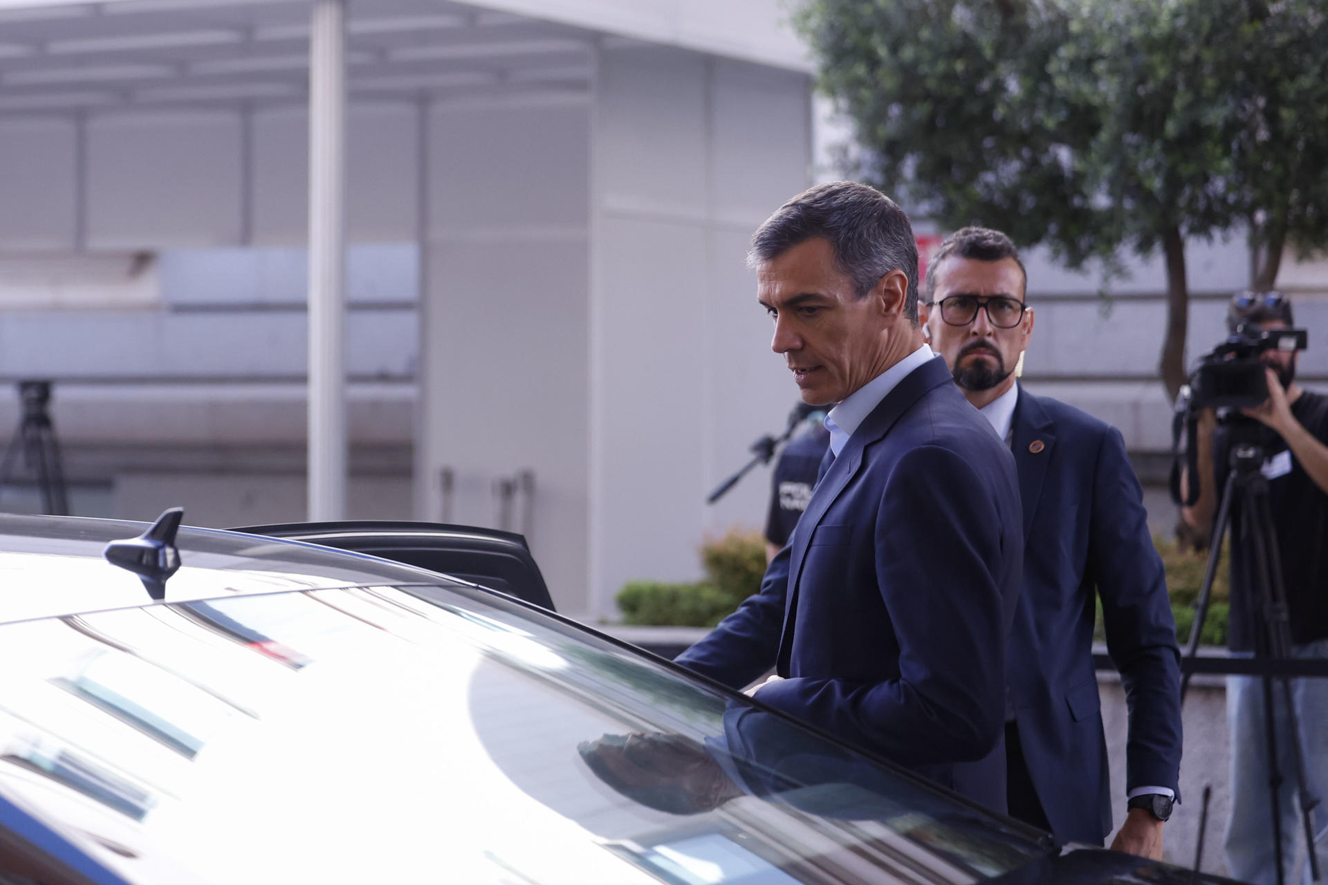 MADRID, 17/06/2026.- El presidente del Gobierno, Pedro Sánchez, abandona el Congreso tras su intervención en el pleno donde responde a preguntas del PP, PNV y Podemos, con la presión de Junts en máximos para intentar que la Cámara Baja exija a Sánchez elecciones anticipadas y cuando el expresidente del Gobierno José Luis Rodríguez Zapatero comparece ante el juez por el caso Plus Ultra. EFE/ Javier Lizon