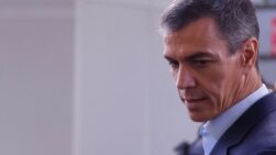 Pedro Sánchez, abandona el Congreso tras su intervención en el pleno.