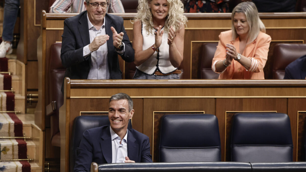 MADRID, 25/06/2026.- El presidente del Gobierno, Pedro Sánchez, aplaudido por su grupo en el hemiciclo del Congreso, tras aprobarse este jueves una moción del PP en la que se insta al jefe del Ejecutivo a someterse a una cuestión de confianza. EFE/Sergio Pérez