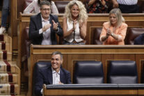 MADRID, 25/06/2026.- El presidente del Gobierno, Pedro Sánchez, aplaudido por su grupo en el hemiciclo del Congreso, tras aprobarse este jueves una moción del PP en la que se insta al jefe del Ejecutivo a someterse a una cuestión de confianza. EFE/Sergio Pérez