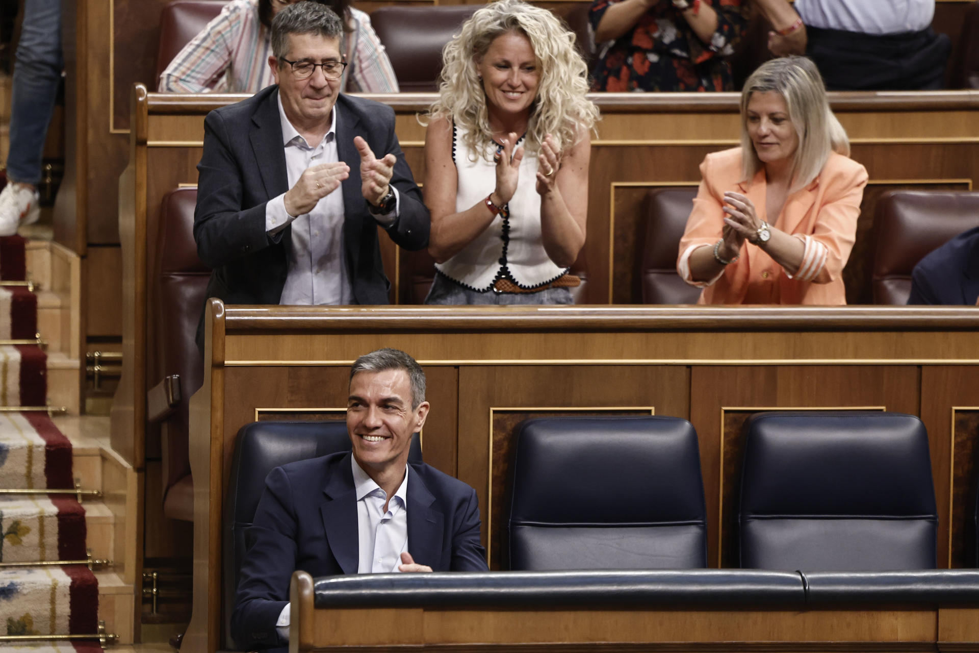 MADRID, 25/06/2026.- El presidente del Gobierno, Pedro Sánchez, aplaudido por su grupo en el hemiciclo del Congreso, tras aprobarse este jueves una moción del PP en la que se insta al jefe del Ejecutivo a someterse a una cuestión de confianza. EFE/Sergio Pérez