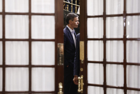 MADRID, 25/06/2026.- El presidente del Gobierno, Pedro Sánchez, momentos antes de abandonar el hemiciclo durante el último pleno ordinario del período de sesiones, este jueves, en el Congreso de los Diputados. EFE/ Sergio Pérez