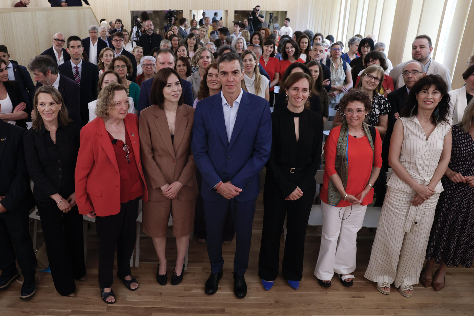 MADRID, 15/06/2026.- El presidente del Gobierno, Pedro Sánchez (c) junto a la ministra de Sanidad, Mónica García (3d), Igualdad, Ana Redondo (d) y Ciencia, Diana Moranto (3i) durante la presentación del programa Somos. Contamos: fin de la discriminación de las mujeres en la investigación de la salud, dirigido a reducir la brecha histórica en investigación en salud de las mujeres para mejorar el diagnóstico y los tratamientos, este lunes, en Madrid. EFE/J.J. Guillén