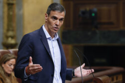 MADRID, 24/06/2026.- El presidente del Gobierno, Pedro Sánchez durante su alegato final a los grupos opositores durante la comparecencia del jefe del Ejecutivo para dar explicaciones de los casos judiciales que afectan a su entorno político este miércoles en el Congreso de los Diputados en Madrid. EFE/J.J.Guillén