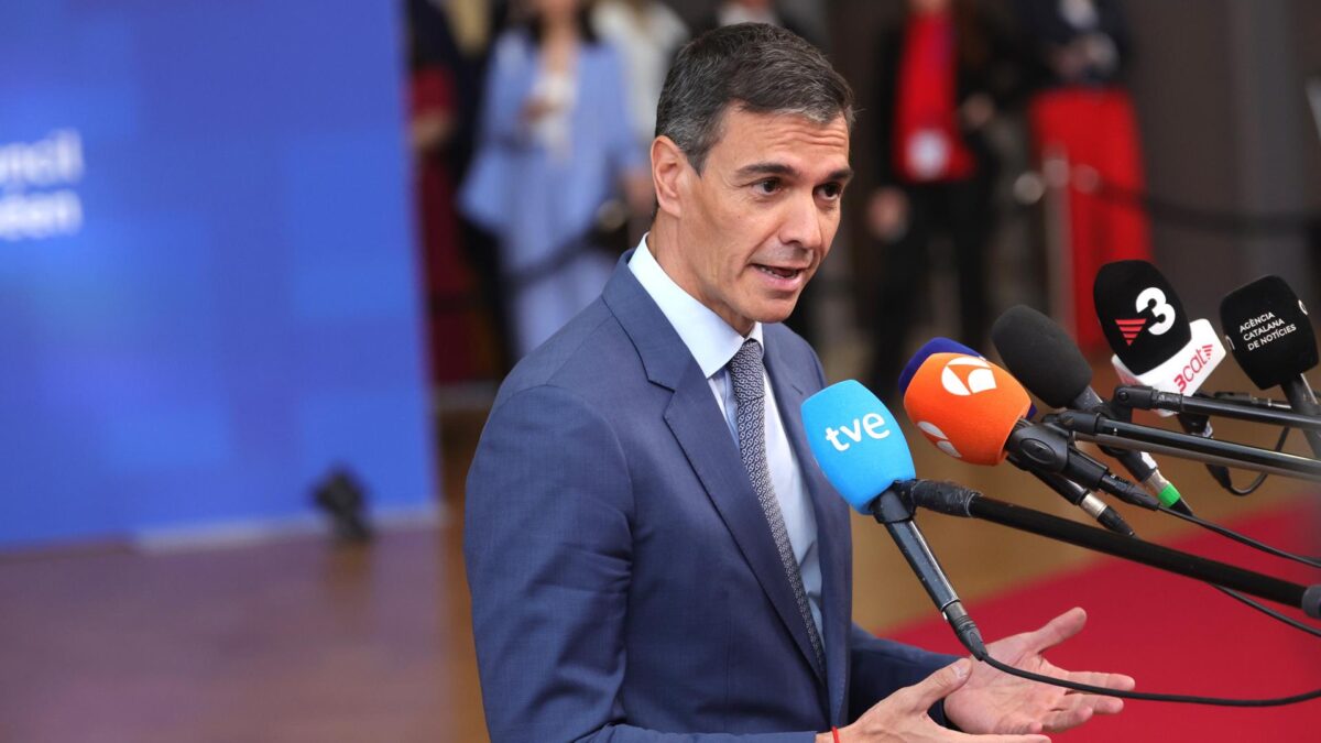 Brussels (Belgium), 18/06/2026.- Spain's Prime Minister Pedro Sanchez speaks to the media as he arrives for the European Council summit in Brussels, Belgium, 18 June 2026. European leaders are gathering in Brussels for a two-day meeting packed with pressing geopolitical and economic issues. (Bélgica, España, Bruselas) EFE/EPA/OLIVIER MATTHYS