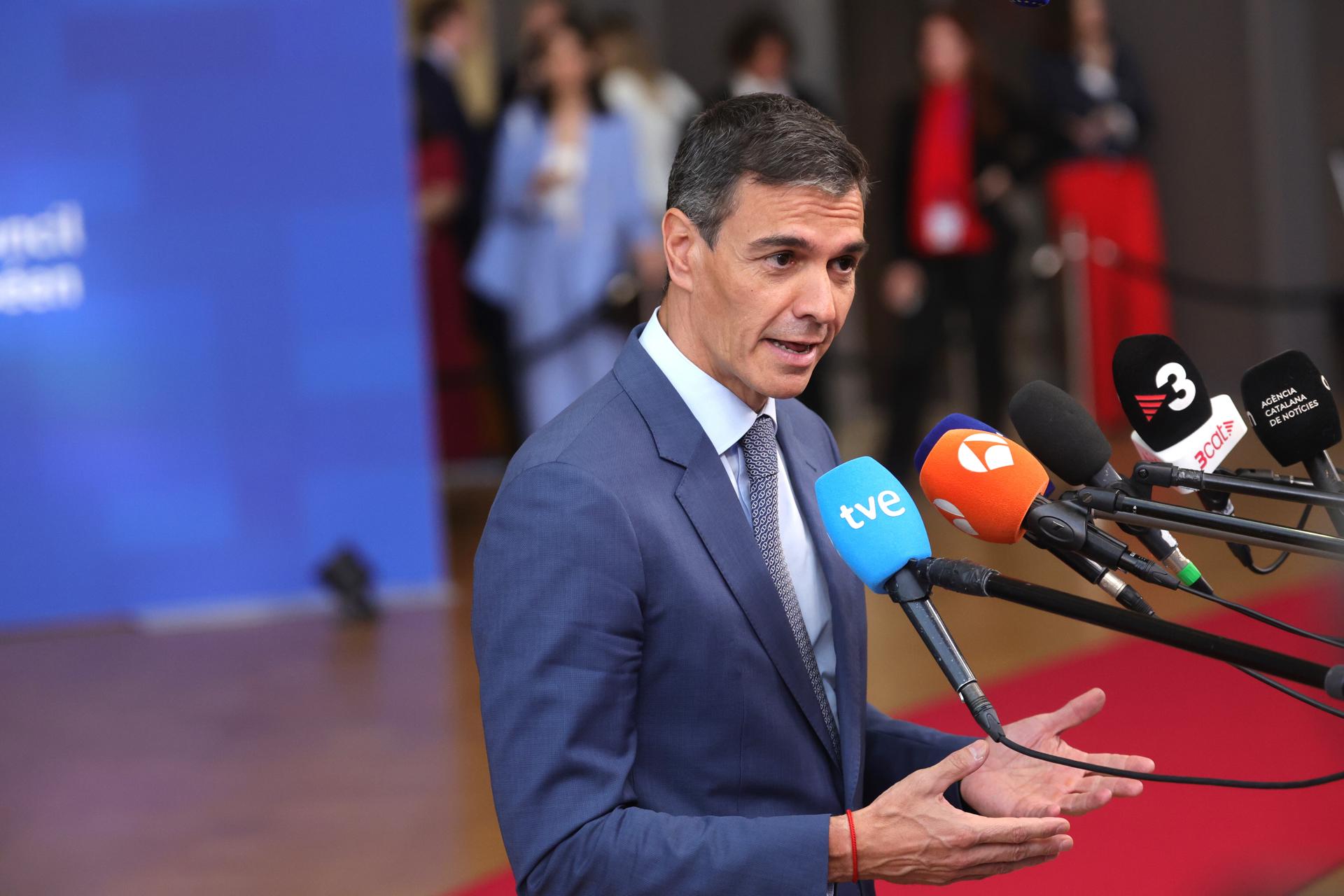 Brussels (Belgium), 18/06/2026.- Spain's Prime Minister Pedro Sanchez speaks to the media as he arrives for the European Council summit in Brussels, Belgium, 18 June 2026. European leaders are gathering in Brussels for a two-day meeting packed with pressing geopolitical and economic issues. (Bélgica, España, Bruselas) EFE/EPA/OLIVIER MATTHYS