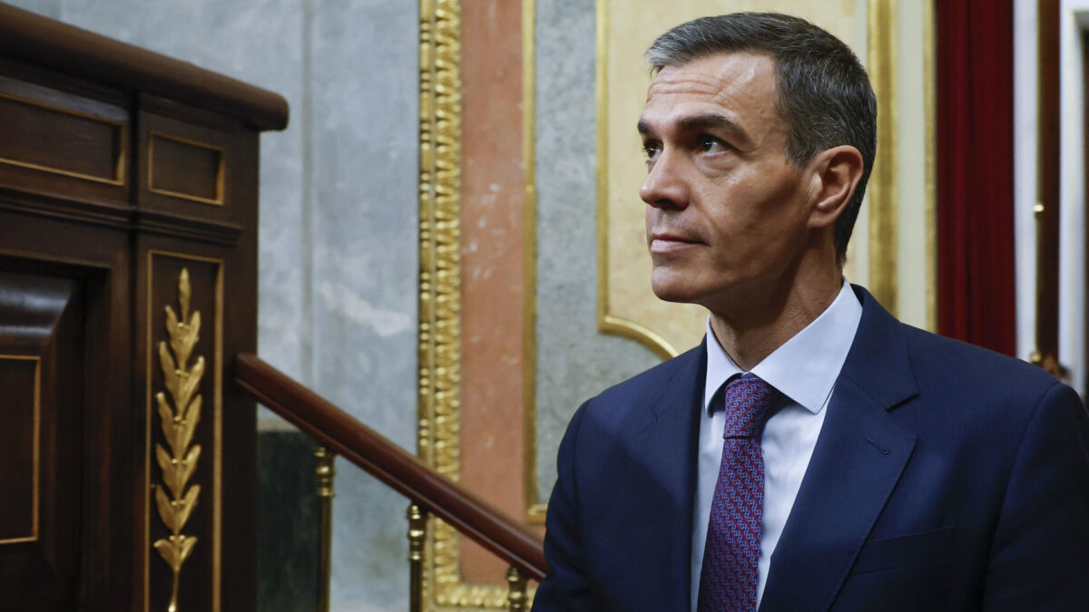 MADRID, 10/06/2026.- El presidente del Gobierno, Pedro Sánchez, a su llegada al hemiciclo para asistir a la sesión de control al Gobierno, este miércoles, en el Congreso de los Diputados. EFE/J.J. Guillén