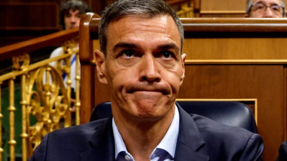 Pedro Sánchez toma asiento a su llegada al Congreso de los Diputados para asistir a la sesión de control al Gobierno, este miércoles.