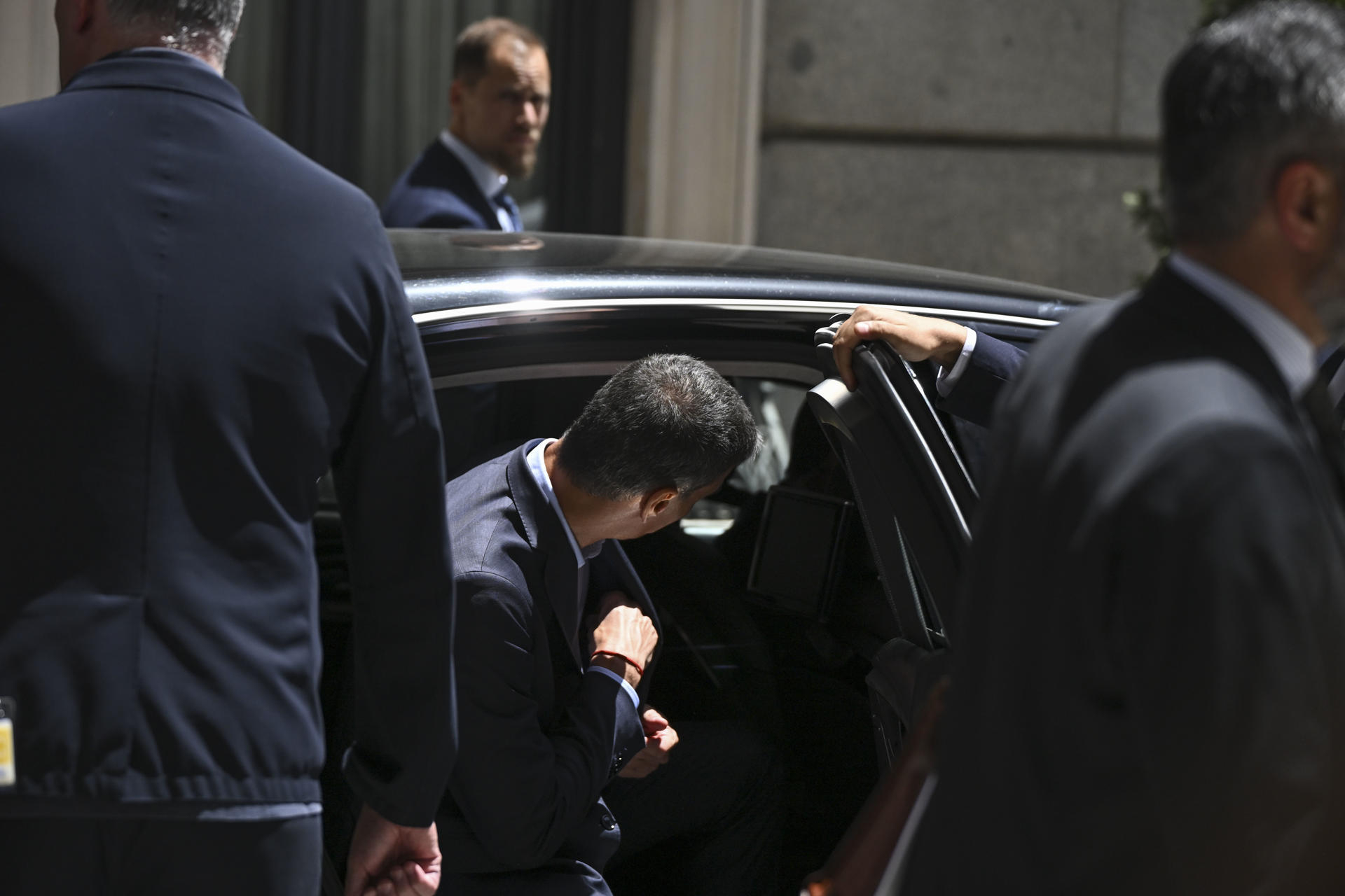 MADRID, 24/06/2026.- El presidente del Gobierno, Pedro Sánchez, sale del Congreso tras su comparecencia para dar explicaciones de los casos judiciales que afectan a su entorno político este miércoles. EFE/ Fernando Villar