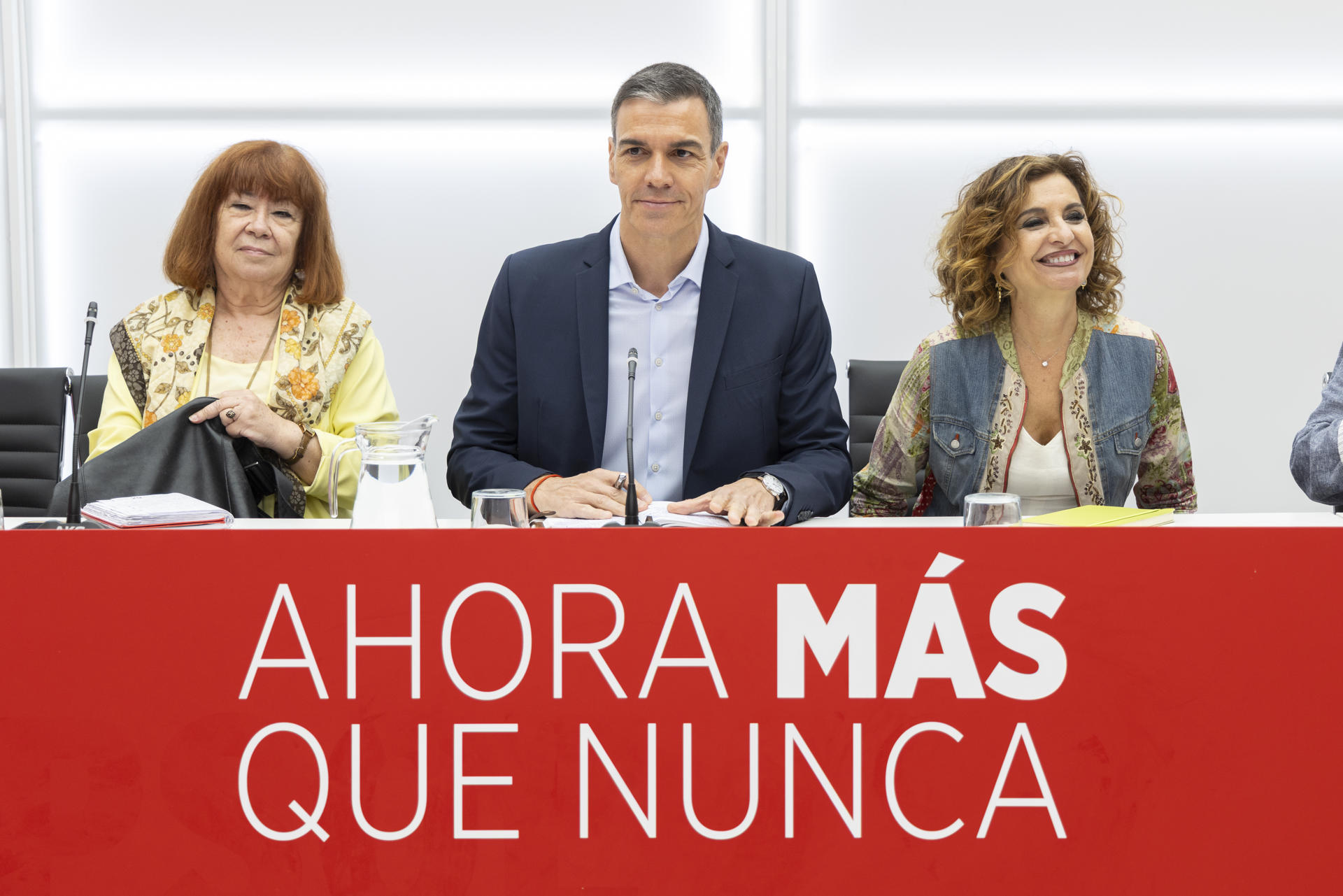 MADRID, 01/06/2026.- El secretario general del PSOE, Pedro Sánchez, junto a la presidenta, Cristina Narbona (i), y a la vicesecretaria general, María Jesús Montero, al inicio de la reunión de la Comisión Ejecutiva del PSOE este lunes en Madrid. EFE/ Eva Ercolanese/PSOE SOLO USO EDITORIAL/SOLO DISPONIBLE PARA ILUSTRAR LA NOTICIA QUE ACOMPAÑA (CRÉDITO OBLIGATORIO)