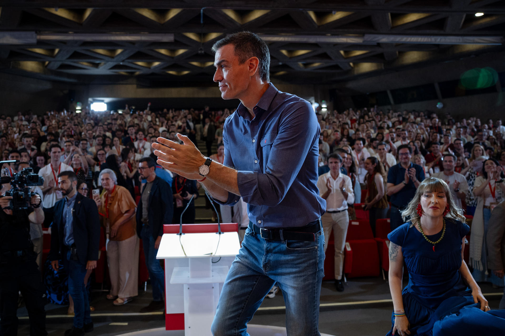 FOTODELDÍA - MADRID, 31/05/2026.- El presidente del Gobierno y secretario general del PSOE, Pedro Sánchez, acompañado por la secretaria general electa de Juventudes Socialistas de España, Aránzazu Figueroa, durante su participación en la clausura del 27ª Congreso de JSE, este domingo en Madrid. EFE/Daniel González