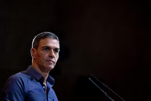 MADRID, 31/05/2026.- El presidente del Gobierno y secretario general del PSOE, Pedro Sánchez, durante su participación en la clausura del 27ª Congreso de JSE, este domingo en Madrid. EFE/Daniel González