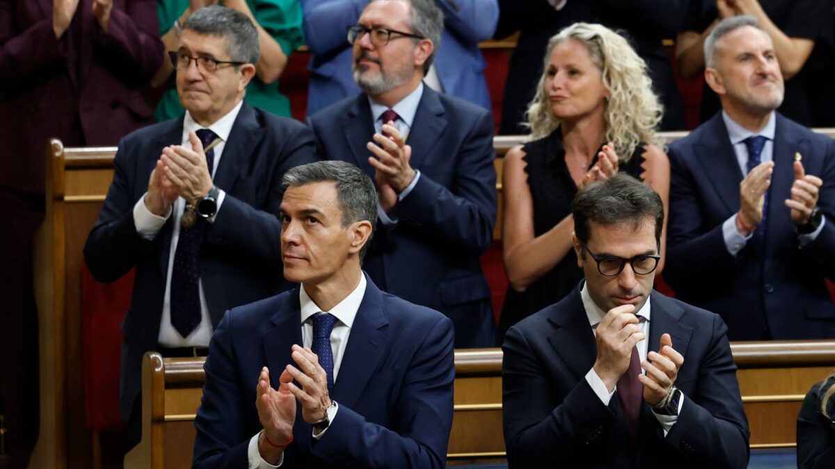 La bancada socialista aplaude al papa León XIV.