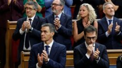 La bancada socialista aplaude al papa León XIV.