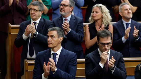 La bancada socialista aplaude al papa León XIV.