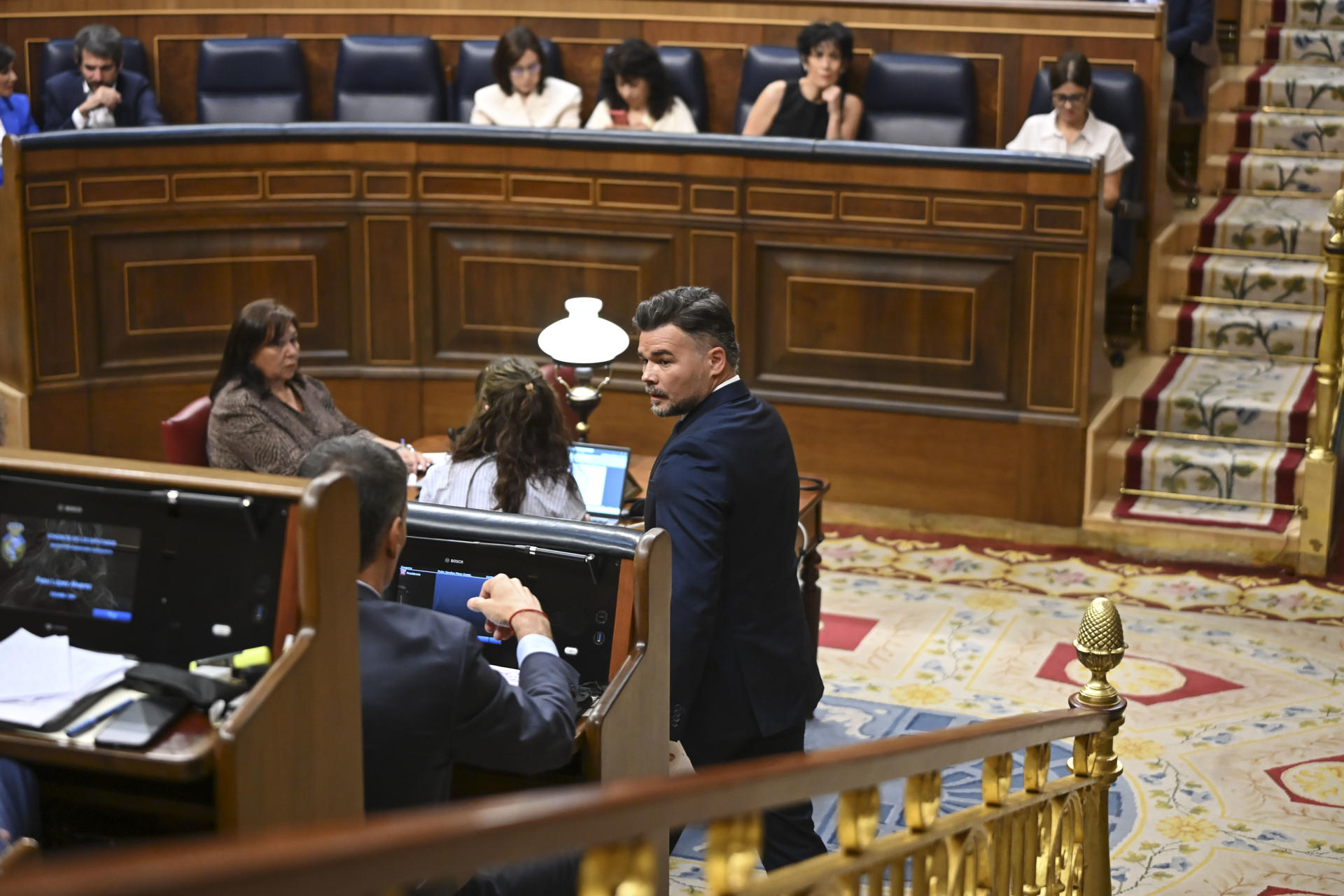 MADRID, 24/06/2026.- El portavoz de ERC, Gabriel Rufián (d) a su paso junto al presidente del Gobierno, Pedro Sánchez (c) tras su réplica a la comparecencia del jefe del Ejecutivo para dar explicaciones de los casos judiciales que afectan a su entorno político este miércoles en el Congreso de los Diputados en Madrid. EFE/ Fernando Villar
