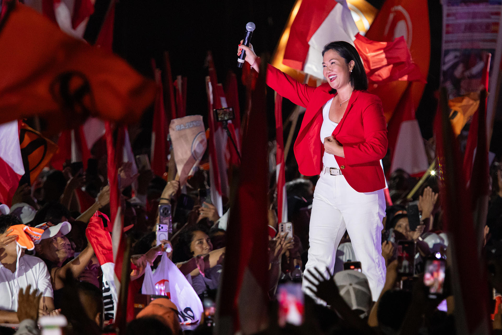 AME8722. LIMA (PERÚ), 04/06/2026.- La candidata derechista Keiko Fujimori, reacciona durante el cierre de campaña este jueves, en Lima (Perú). Fujimori que disputa la segunda vuelta de las elecciones presidenciales de Perú contra el izquierdista Roberto Sánchez, cerró su campaña electoral con una promesa de lograr la "reconciliación nacional" en el país y gobernar únicamente por un mandato de cinco años, sin buscar la reelección inmediata. EFE/ Renato Pajuelo