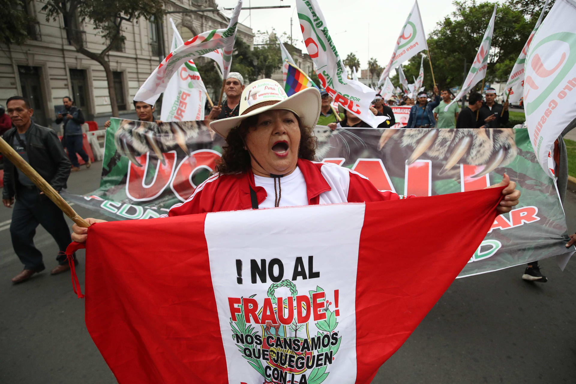 AME2510. LIMA (PERÚ), 19/06/2026.- Simpatizantes del candidato a la Presidencia de Perú Roberto Sánchez participan en una manifestación contra los resultados de la segunda vuelta de los comicios que sitúan como virtual ganadora a la derechista Keiko Fujimori, este viernes en Lima (Perú). EFE/ Paolo Aguilar