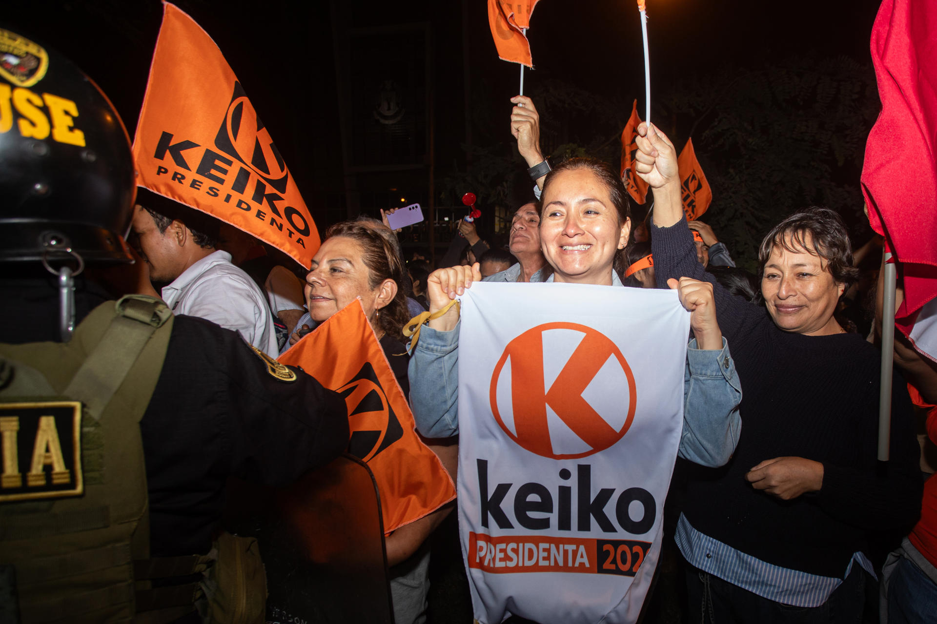 AME9561. LIMA (PERÚ), 07/06/2026.- Simpatizantes de la candidata a la Presidencia de Perú Keiko Fujimori celebran tras los resultados de la segunda vuelta de las elecciones este domingo, en Lima (Perú). EFE/ Renato Pajuelo