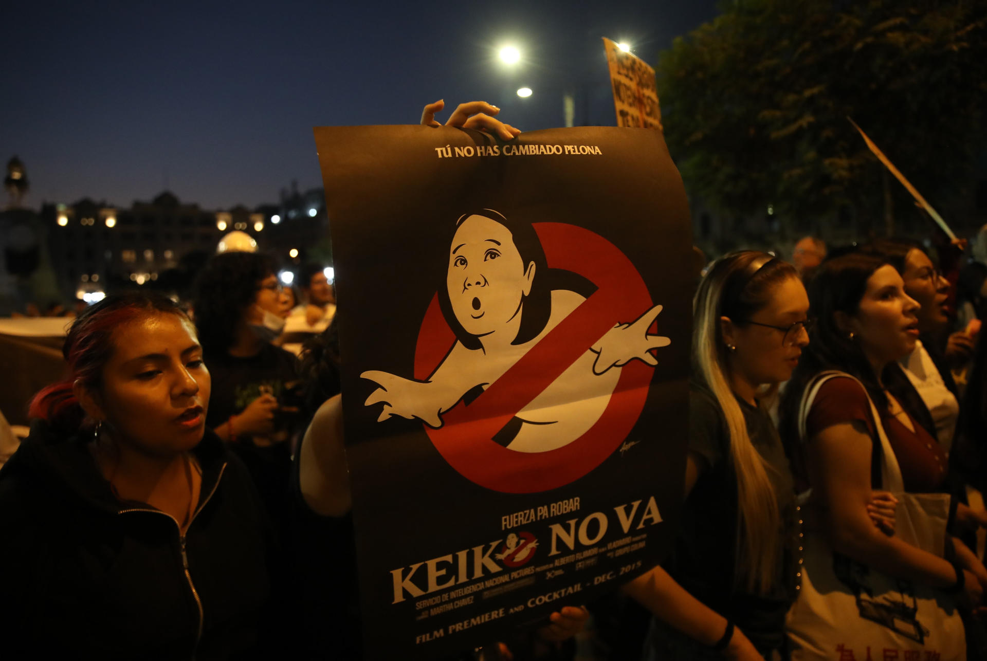 AME6982. LIMA (PERÚ), 30/05/2026.- Personas sostienen carteles con la imagen de la candidata presidencial derechista Keiko Fujimori este sábado, durante una manifestación en su contra en Lima (Perú). EFE/ Paolo Aguilar