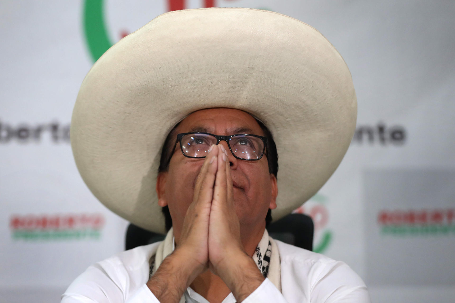 FOTODELDÍA AME3690. LIMA (PERÚ), 23/06/2026.- El candidato izquierdista a la Presidencia de Perú Roberto Sánchez reacciona en una rueda de prensa este martes, en Lima (Perú). Sánchez denunció sin aportar pruebas, que hay "un fraude en desarrollo" y anticipó que no reconocerá como presidenta del país a su rival, la derechista Keiko Fujimori, quien lo aventaja en el conteo de votos de la segunda vuelta presidencial en Perú. EFE/Paolo Aguilar