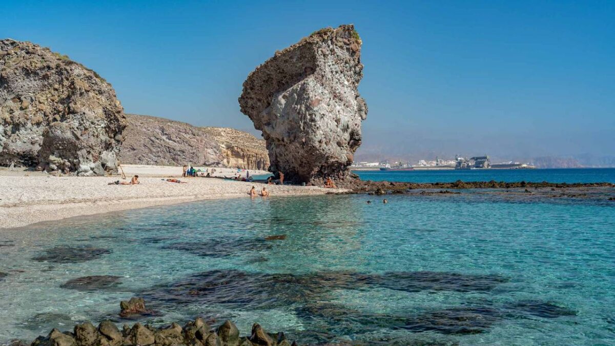Playa de los Muertos - Sociedad
