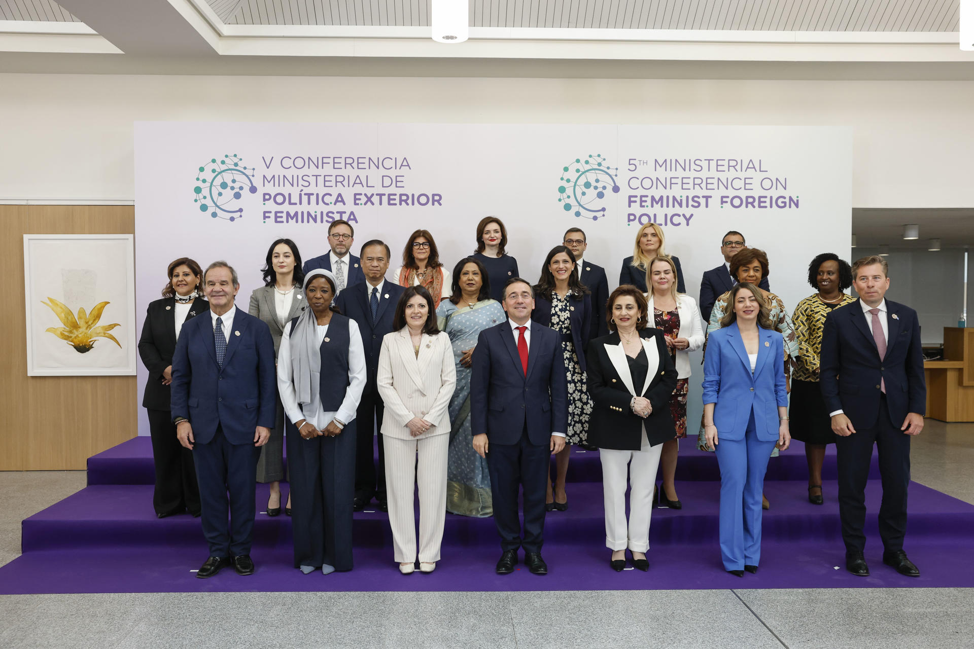 MADRID , 02/06/2026.- El ministro de Asuntos Exteriores, José Manuel Albares (c) posa con los asistentes a la inauguración de la Conferencia Ministerial de Política Exterior Feminista, este martes en Madrid. EFE/ Chema Moya