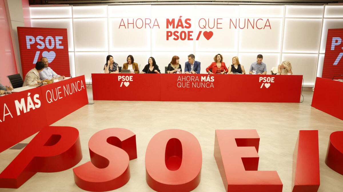MADRID, 15/06/2026.- El jefe del Ejecutivo y secretario general del PSOE, Pedro Sánchez (c), preside la reunión de la Ejecutiva Federal que el partido celebra este lunes en la sede de Ferraz. EFE/ Javier Lizon