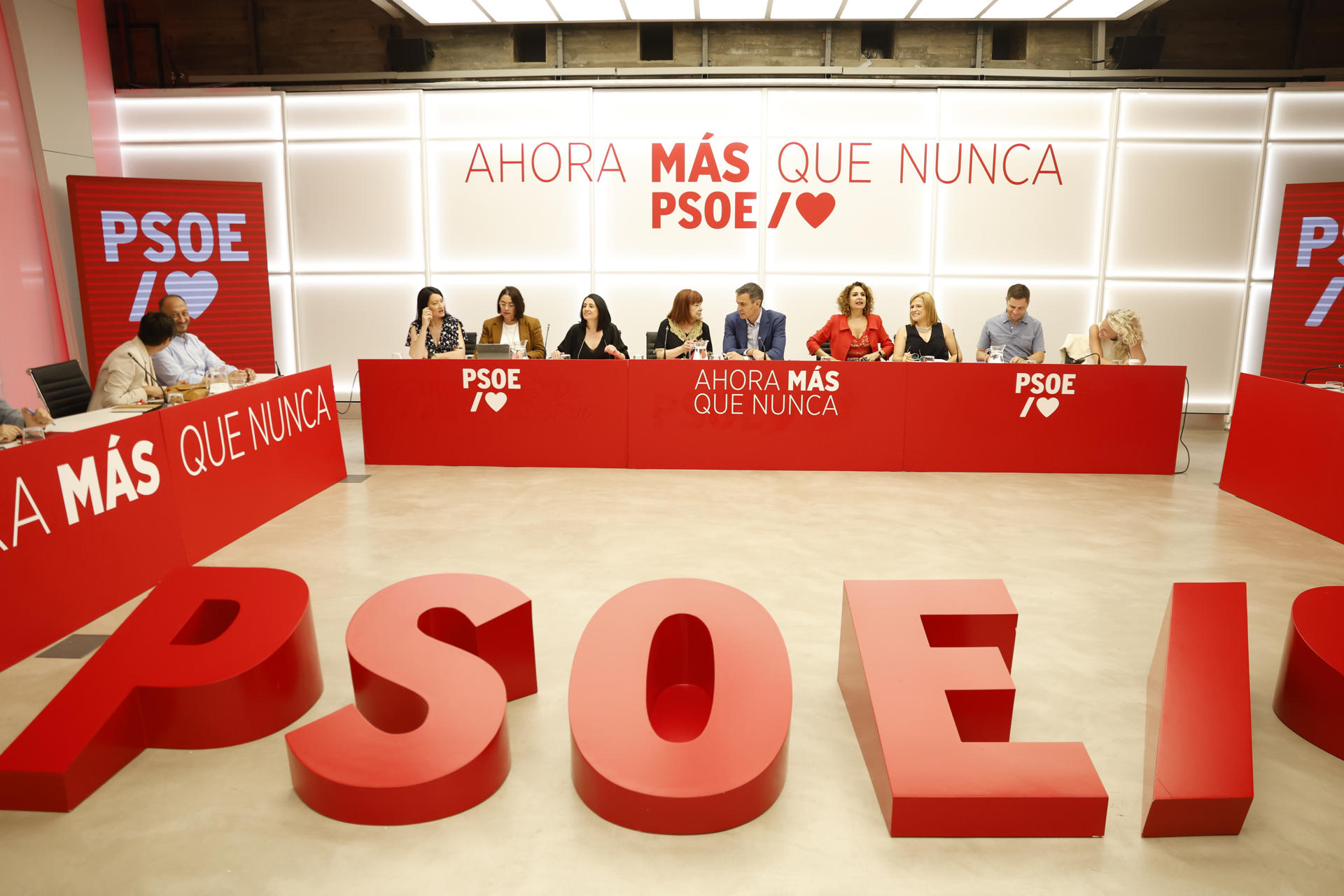 MADRID, 15/06/2026.- El jefe del Ejecutivo y secretario general del PSOE, Pedro Sánchez (c), preside la reunión de la Ejecutiva Federal que el partido celebra este lunes en la sede de Ferraz. EFE/ Javier Lizon
