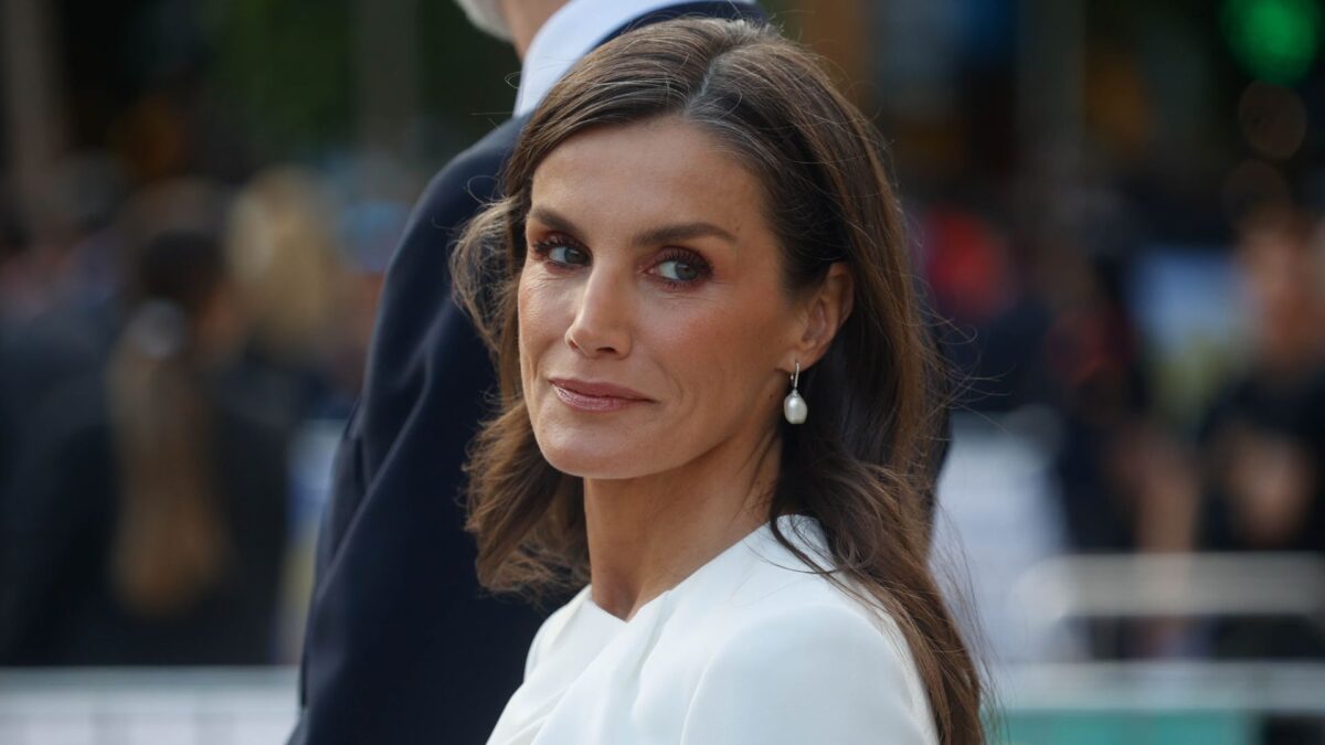 La Reina Letizia vestida de blanco para la visita del Papa León XIV en Barcelona.