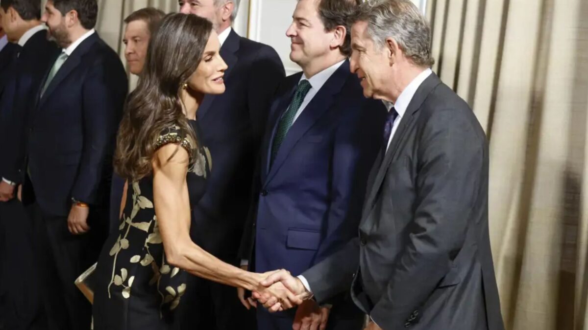 La reina Letizia saluda a Núñez Feijóo
