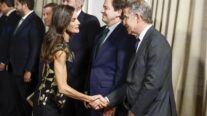 La reina Letizia saluda a Núñez Feijóo