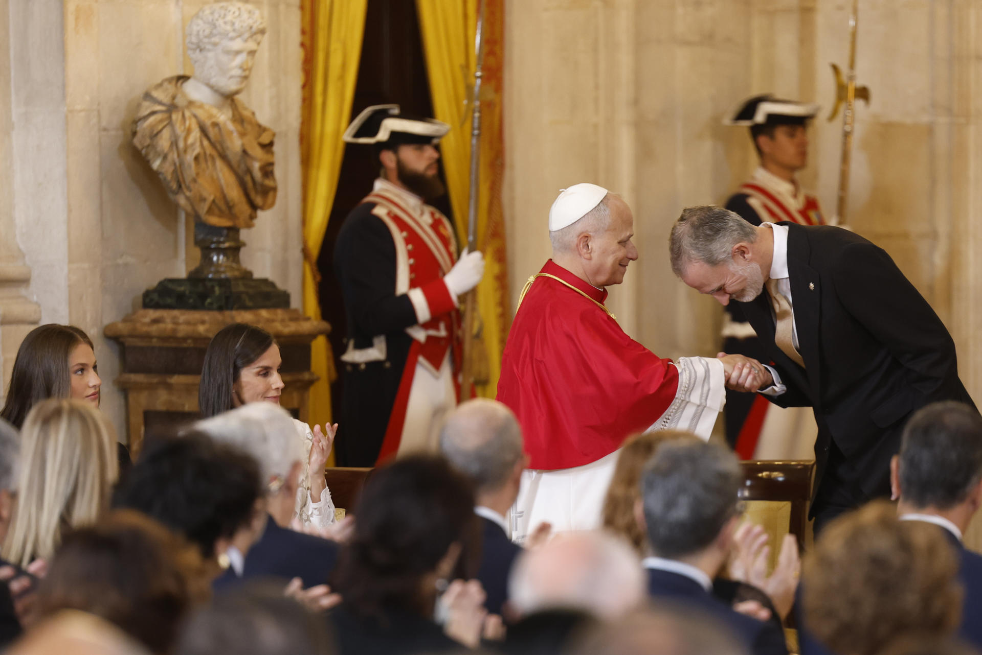 MADRID, 06/06/2026.- El rey Felipe VI saluda al papa León XIV tras pronunciar su discurso en el Salón de las Columnas, durante el acto de bienvenida oficial al Sumo Pontífice que tiene lugar este sábado en el Palacio Real. EFE/Chema Moya