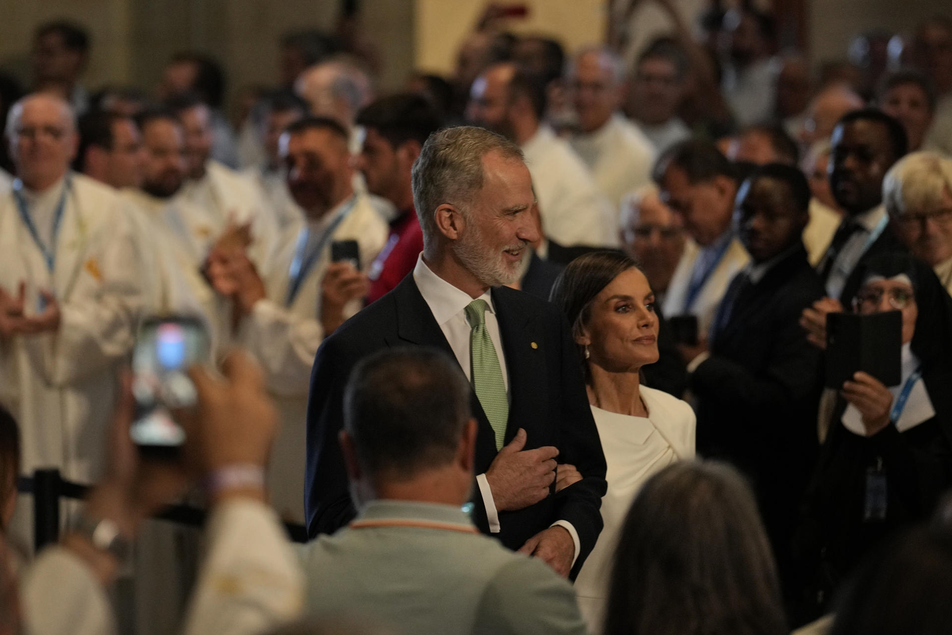 BARCELONA, 10/06/2026.- Los reyes de España, Felipe VI y Letizia, asisten a la misa oficiada por el Papa León XIV en la Sagrada Familia, dentro de su visita oficial a España, este miércoles en Barcelona. EFE/Alejandro García