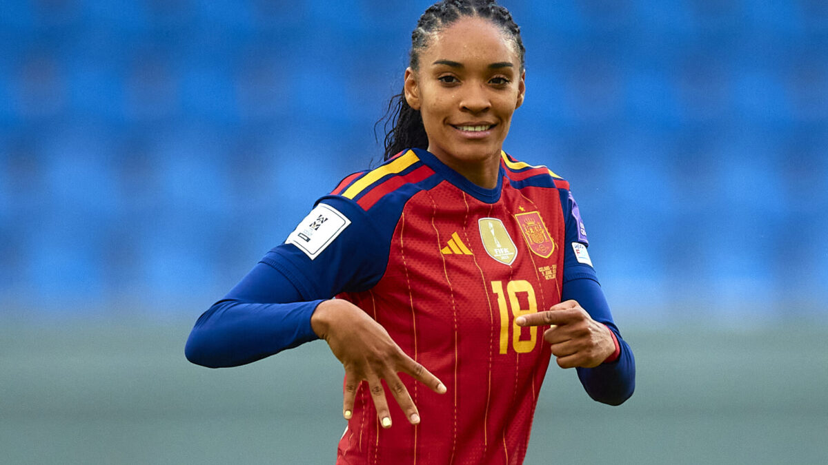 Salma Paralluelo celebrando su gol contra Islandia