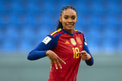 Salma Paralluelo celebrando su gol contra Islandia