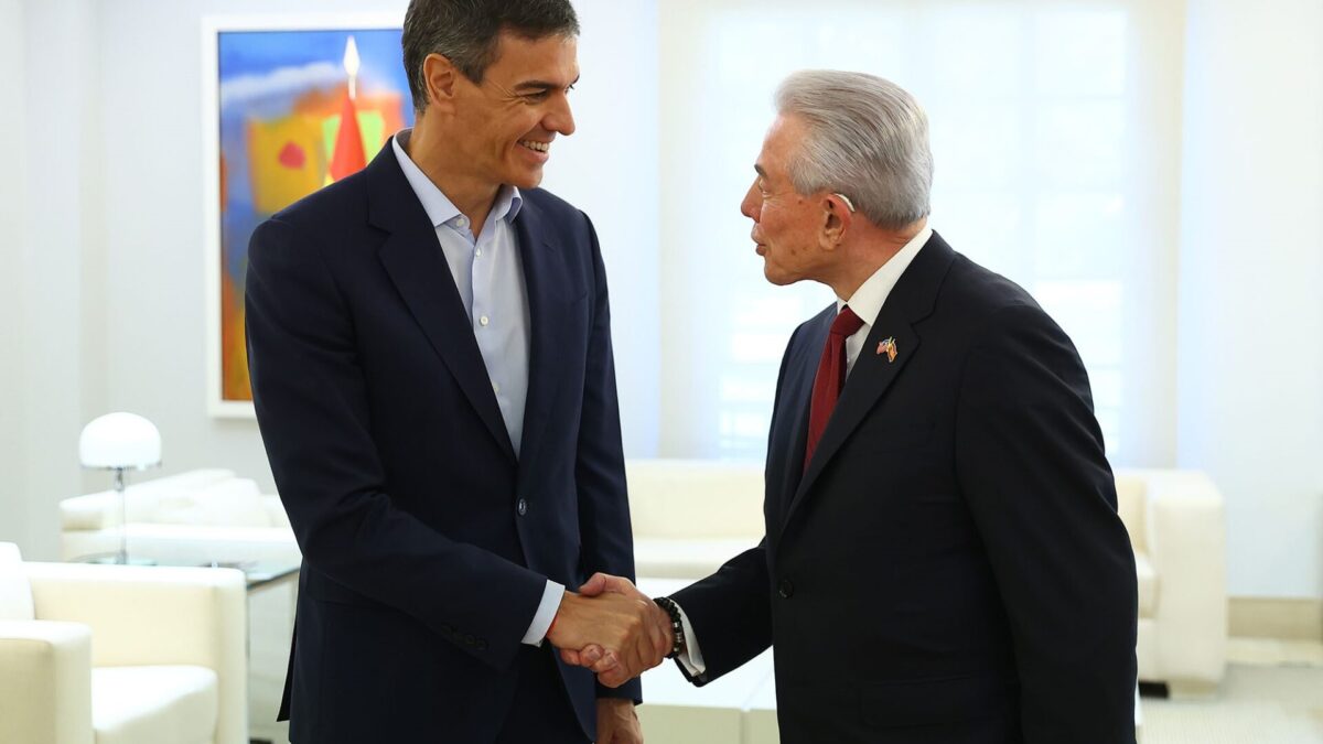 El presidente Sánchez saluda al embajador Benjamín León