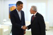 El presidente Sánchez saluda al embajador Benjamín León