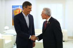 El presidente Sánchez saluda al embajador Benjamín León