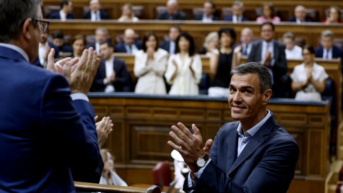 MADRID, 24/06/2026.- El presidente del Gobierno, Pedro Sánchez (d) recibe el aplauso de la bancada socialista tras su intervención en la sesión de control al Gobierno en el Congreso de los Diputados celebrada este miércoles. EFE/Chema Moya