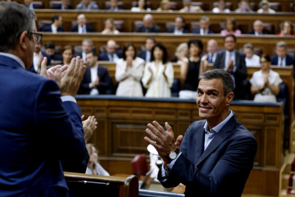 MADRID, 24/06/2026.- El presidente del Gobierno, Pedro Sánchez (d) recibe el aplauso de la bancada socialista tras su intervención en la sesión de control al Gobierno en el Congreso de los Diputados celebrada este miércoles. EFE/Chema Moya