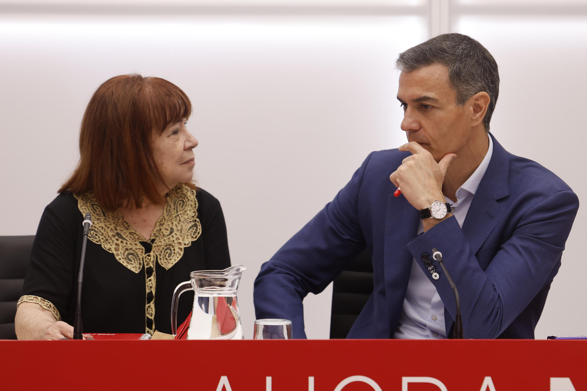 MADRID, 15/06/2026.- El presidente del Gobierno y secretario general del PSOE, Pedro Sánchez, conversa con la presidenta del partido, Cristina Narbona, durante la reunión de la Ejecutiva Federal que el partido celebra este lunes en la sede de Ferraz. EFE/ Javier Lizon