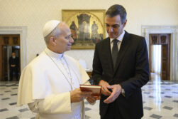 CIUDAD DEL VATICANO, 27/05/2026.- El presidente del Gobierno de España, Pedro Sánchez, durante su primera audiencia con el papa León XIV en el Vaticano. EFE/Simone Risoluti SOLO USO EDITORIAL/SOLO DISPONIBLE PARA ILUSTRAR LA NOTICIA QUE ACOMPAÑA (CRÉDITO OBLIGATORIO)
