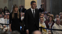BARCELONA, 10/06/2026.- El presidente del Gobierno de España, Pedro Sánchez, y su esposa Begoña Gómez asisten a la misa oficiada por el Papa León XIV en la Sagrada Familia, dentro de su visita oficial a España, este miércoles en Barcelona. EFE/Alejandro García